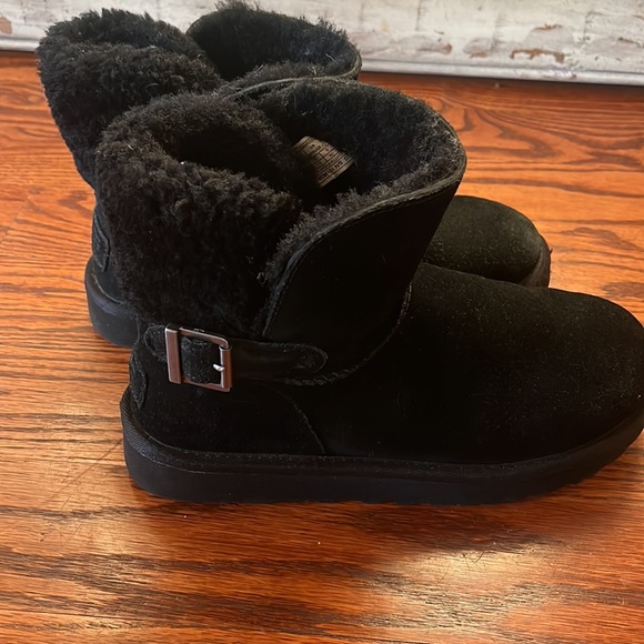 Woman’s Ugg’s - Picture 3 of 4